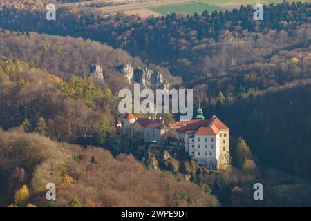 Castello storico di Pieskowa Skala vicino a Cracovia in Polonia. Vista aerea in estate. Vista aerea del castello di Pieskowa Skala, del parco nazionale di ojcow, Polonia. Foto Stock