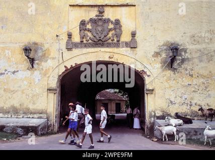 Sri Lanka, Galle; stemma della voc olandese come decorazione di una porta in un edificio storico risalente al periodo coloniale. Foto Stock