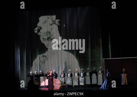 Doris Soffel links als Gräfin, Sondra Radvanovsky rechts als Lisa und Ensemble während der Fotoprobe für Pique Dame in der Deutschen Oper a Berlino, 6. März 2024. // Oper in drei Akten von Pjotr I. Tschaikowskij. Musikalische Leitung Sebastian Weigle. Inszenierung Sam Brown. Bühne und Kostüme Stuart Nunn. Prima esecuzione alle 9:00. März 2024. Deutsche Oper Berlin Pique Dame *** Doris Soffel ha lasciato come Contessa , Sondra Radvanovsky come Lisa e gruppo durante le prove fotografiche per la Regina di picche alla Deutsche Oper di Berlino, 6 marzo 2024 Opera in tre atti di Pyotr i Tchaikovsky direttore musicale Foto Stock