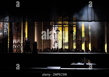 Martin Muehle als Hermann und Ensemble während der Fotoprobe für Pique Dame in der Deutschen Oper a Berlino, 6. März 2024. // Oper in drei Akten von Pjotr I. Tschaikowskij. Musikalische Leitung Sebastian Weigle. Inszenierung Sam Brown. Bühne und Kostüme Stuart Nunn. Prima esecuzione alle 9:00. März 2024. Deutsche Oper Berlin Pique Dame *** Martin Muehle nel ruolo di Hermann e dell'ensemble durante le prove fotografiche per Queen of Spades alla Deutsche Oper di Berlino, 6 marzo 2024 Opera in tre atti di Pyotr i Tchaikovsky direzione musicale Sebastian Weigle produzione Sam Brown Stage e costumi Stuart Nunn Premie Foto Stock