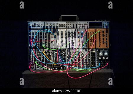Sintetizzatore modulare del musicista, compositore e artista del suono Udo Moll, morto nel 2023. Foto Stock