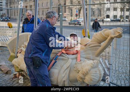 Vorbereitungen fuer die Anbringung der Propheten-Statuen an der Kuppel des Humboldt-Forum a Berlin-Mitte: Mitarbeiter des Bamberger Natursteinwerk Hermann Graser stellen AM 7. Maerz 2024 acht Figuren vor dem Nachbau des ehemaligen Stadtschlosses auf. Im foto vom 07.03.2024: Mitarbeiter des Natursteinwerk bereiten die Figur des Jesaja zur Aufstellung vor. DAS Berliner Humboldt Forum erhaelt acht weitere Balustradenskulpturen. An der Westseite werden im Zuge der letzten Rekonstruktionsarbeiten Mitte Maerz acht Propheten-Figuren auf der Kuppel-Balustrade montiert, teilte die Stiftung Humboldt-Fo Foto Stock