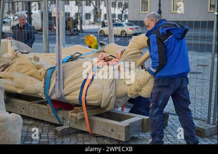 Vorbereitungen fuer die Anbringung der Propheten-Statuen an der Kuppel des Humboldt-Forum a Berlin-Mitte: Mitarbeiter des Bamberger Natursteinwerk Hermann Graser stellen AM 7. Maerz 2024 acht Figuren vor dem Nachbau des ehemaligen Stadtschlosses auf. Im foto vom 07.03.2024: Mitarbeiter des Natursteinwerk bereiten die Figur des Jesaja zur Aufstellung vor. DAS Berliner Humboldt Forum erhaelt acht weitere Balustradenskulpturen. An der Westseite werden im Zuge der letzten Rekonstruktionsarbeiten Mitte Maerz acht Propheten-Figuren auf der Kuppel-Balustrade montiert, teilte die Stiftung Humboldt-Fo Foto Stock