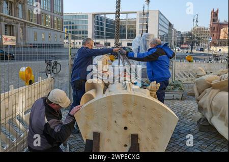 Vorbereitungen fuer die Anbringung der Propheten-Statuen an der Kuppel des Humboldt-Forum a Berlin-Mitte: Mitarbeiter des Bamberger Natursteinwerk Hermann Graser stellen AM 7. Maerz 2024 acht Figuren vor dem Nachbau des ehemaligen Stadtschlosses auf foto vom 07.03.2024. DAS Berliner Humboldt Forum erhaelt acht weitere Balustradenskulpturen. An der Westseite werden im Zuge der letzten Rekonstruktionsarbeiten Mitte Maerz acht Propheten-Figuren auf der Kuppel-Balustrade montiert, teilte die Stiftung Humboldt-Forum di Berlino. Die jeweils 3,30 metri hohen und drei Tonnen schweren Statuen Gehoe Foto Stock