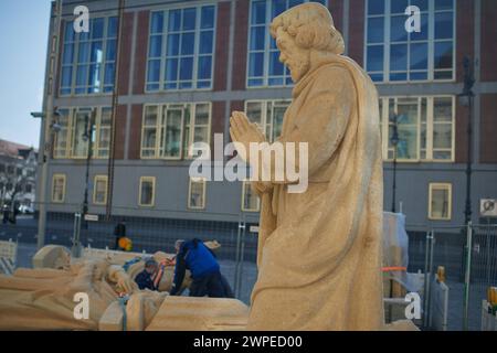 Vorbereitungen fuer die Anbringung der Propheten-Statuen an der Kuppel des Humboldt-Forum a Berlin-Mitte: Mitarbeiter des Bamberger Natursteinwerk Hermann Graser stellen AM 7. Maerz 2024 acht Figuren vor dem Nachbau des ehemaligen Stadtschlosses auf. IM foto vom 07.03.2024 rechts: Die Figur des Jonas. DAS Berliner Humboldt Forum erhaelt acht weitere Balustradenskulpturen. An der Westseite werden im Zuge der letzten Rekonstruktionsarbeiten Mitte Maerz acht Propheten-Figuren auf der Kuppel-Balustrade montiert, teilte die Stiftung Humboldt-Forum di Berlino. Die Jeweils 3,30 metri hohen und dr Foto Stock