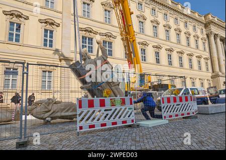 Vorbereitungen fuer die Anbringung der Propheten-Statuen an der Kuppel des Humboldt-Forum a Berlin-Mitte: Mitarbeiter des Bamberger Natursteinwerk Hermann Graser stellen AM 7. Maerz 2024 acht Figuren vor dem Nachbau des ehemaligen Stadtschlosses auf foto vom 07.03.2024. DAS Berliner Humboldt Forum erhaelt acht weitere Balustradenskulpturen. An der Westseite werden im Zuge der letzten Rekonstruktionsarbeiten Mitte Maerz acht Propheten-Figuren auf der Kuppel-Balustrade montiert, teilte die Stiftung Humboldt-Forum di Berlino. Die jeweils 3,30 metri hohen und drei Tonnen schweren Statuen Gehoe Foto Stock