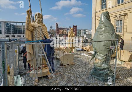 Vorbereitungen fuer die Anbringung der Propheten-Statuen an der Kuppel des Humboldt-Forum a Berlin-Mitte: Mitarbeiter des Bamberger Natursteinwerk Hermann Graser stellen AM 7. Maerz 2024 acht Figuren vor dem Nachbau des ehemaligen Stadtschlosses auf. Im foto vom 07.03.2024: Mitarbeiter des Natursteinwerk stellen die Figur des Jesaja auf. DAS Berliner Humboldt Forum erhaelt acht weitere Balustradenskulpturen. An der Westseite werden im Zuge der letzten Rekonstruktionsarbeiten Mitte Maerz acht Propheten-Figuren auf der Kuppel-Balustrade montiert, teilte die Stiftung Humboldt-Forum di Berlino Foto Stock