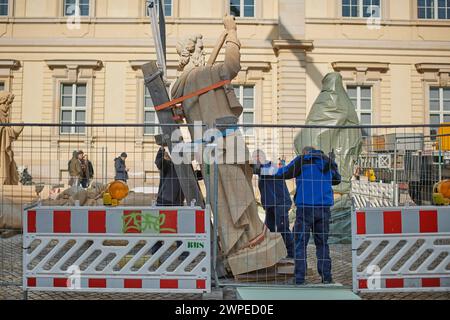 Vorbereitungen fuer die Anbringung der Propheten-Statuen an der Kuppel des Humboldt-Forum a Berlin-Mitte: Mitarbeiter des Bamberger Natursteinwerk Hermann Graser stellen AM 7. Maerz 2024 acht Figuren vor dem Nachbau des ehemaligen Stadtschlosses auf. Im foto vom 07.03.2024: Mitarbeiter des Natursteinwerk stellen die Figur des Jesaja auf. DAS Berliner Humboldt Forum erhaelt acht weitere Balustradenskulpturen. An der Westseite werden im Zuge der letzten Rekonstruktionsarbeiten Mitte Maerz acht Propheten-Figuren auf der Kuppel-Balustrade montiert, teilte die Stiftung Humboldt-Forum di Berlino Foto Stock