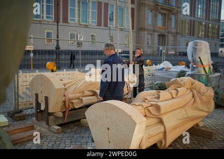 Vorbereitungen fuer die Anbringung der Propheten-Statuen an der Kuppel des Humboldt-Forum a Berlin-Mitte: Mitarbeiter des Bamberger Natursteinwerk Hermann Graser stellen AM 7. Maerz 2024 acht Figuren vor dem Nachbau des ehemaligen Stadtschlosses auf foto vom 07.03.2024. DAS Berliner Humboldt Forum erhaelt acht weitere Balustradenskulpturen. An der Westseite werden im Zuge der letzten Rekonstruktionsarbeiten Mitte Maerz acht Propheten-Figuren auf der Kuppel-Balustrade montiert, teilte die Stiftung Humboldt-Forum di Berlino. Die jeweils 3,30 metri hohen und drei Tonnen schweren Statuen Gehoe Foto Stock