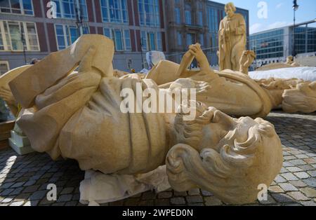 Vorbereitungen fuer die Anbringung der Propheten-Statuen an der Kuppel des Humboldt-Forum a Berlin-Mitte: Mitarbeiter des Bamberger Natursteinwerk Hermann Graser stellen AM 7. Maerz 2024 acht Figuren vor dem Nachbau des ehemaligen Stadtschlosses auf. IM foto vom 07.03.2024: Die Figur des Daniel. DAS Berliner Humboldt Forum erhaelt acht weitere Balustradenskulpturen. An der Westseite werden im Zuge der letzten Rekonstruktionsarbeiten Mitte Maerz acht Propheten-Figuren auf der Kuppel-Balustrade montiert, teilte die Stiftung Humboldt-Forum di Berlino. Die jeweils 3,30 metri hohen und drei Ton Foto Stock