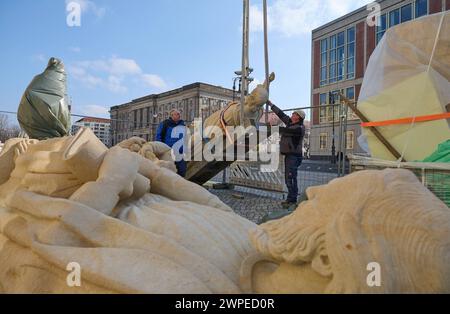 Vorbereitungen fuer die Anbringung der Propheten-Statuen an der Kuppel des Humboldt-Forum a Berlin-Mitte: Mitarbeiter des Bamberger Natursteinwerk Hermann Graser stellen AM 7. Maerz 2024 acht Figuren vor dem Nachbau des ehemaligen Stadtschlosses auf foto vom 07.03.2024. DAS Berliner Humboldt Forum erhaelt acht weitere Balustradenskulpturen. An der Westseite werden im Zuge der letzten Rekonstruktionsarbeiten Mitte Maerz acht Propheten-Figuren auf der Kuppel-Balustrade montiert, teilte die Stiftung Humboldt-Forum di Berlino. Die jeweils 3,30 metri hohen und drei Tonnen schweren Statuen Gehoe Foto Stock