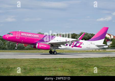 Il WizzAir Airbus A320 della compagnia aerea low-cost ungherese decolla da Leopoli Foto Stock