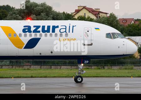 Primo piano del Boeing 757-300 della compagnia aerea Ucraina Azur Air Ukraine durante il decollo all'aeroporto di Leopoli Foto Stock