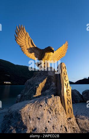 Scultura in legno che rappresenta un'aquila sulla riva del lago di Molveno. Trentino, Italia. Foto Stock