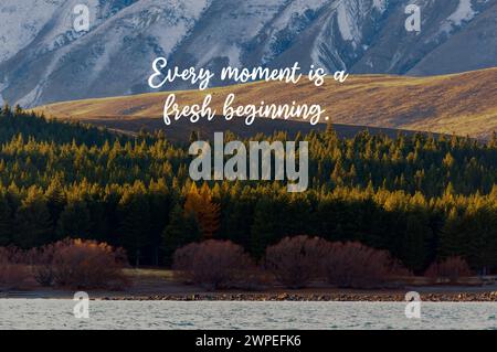 Paesaggio autunnale con citazioni ispiratrici ogni momento è un nuovo inizio Foto Stock