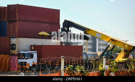 Carrello elevatore e container Foto Stock