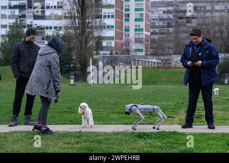 Milan Rajcevic, proprietario e direttore dell'azienda Notum Robotics con il suo socio Ivan Batinic, ha attraversato il parco del Dr. Franjo Tudjman a Velika Gorica in compagnia di un cane robot. I passanti e i loro cani erano ugualmente interessati al robot. Il cane robot è un prodotto commerciale che è fatto su ordinazione, e ciò che è interessante e unico in esso sono le soluzioni software. Il punto è che tale piattaforma sia autonoma, senza intervento umano e con manutenzione minima, per svolgere compiti secondo il suo programma, per navigare in circostanze sconosciute, su terreni sconosciuti. La A. Foto Stock