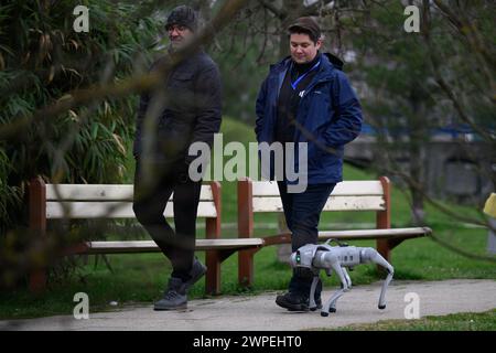 Milan Rajcevic, proprietario e direttore dell'azienda Notum Robotics con il suo socio Ivan Batinic, ha attraversato il parco del Dr. Franjo Tudjman a Velika Gorica in compagnia di un cane robot. I passanti e i loro cani erano ugualmente interessati al robot. Il cane robot è un prodotto commerciale che è fatto su ordinazione, e ciò che è interessante e unico in esso sono le soluzioni software. Il punto è che tale piattaforma sia autonoma, senza intervento umano e con manutenzione minima, per svolgere compiti secondo il suo programma, per navigare in circostanze sconosciute, su terreni sconosciuti. La A. Foto Stock