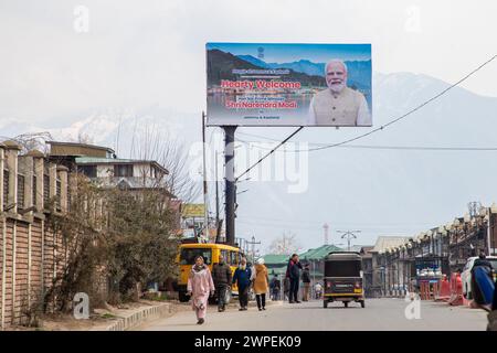 Srinagar, India. 7 marzo 2024. È stato installato un accantonamento che pubblicizza l'accoglienza del primo ministro indiano Narendra modi. Il primo ministro indiano Narendra modi ha fatto la sua prima visita ufficiale nella città principale del Kashmir da quando nuova Delhi ha demolito la speciale semi-autonomia della regione nel 2019. Credito: SOPA Images Limited/Alamy Live News Foto Stock