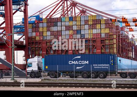 Hamburger Hafen, Waltershofer Hafen, Containerschiffe, LKW bringen und holen Frachtcontainer vom und zum HHLA Container Terminal Burchardkai, Amburgo, Deutschland Container Transport *** Porto di Amburgo, Waltershofer Hafen, navi container, camion trasportano e raccolgono container da e per HHLA Container Terminal Burchardkai, Amburgo, Germania Container Transport Foto Stock