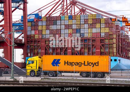 Hamburger Hafen, Waltershofer Hafen, Containerschiffe, LKW bringen und holen Frachtcontainer vom und zum HHLA Container Terminal Burchardkai, Amburgo, Deutschland Container Transport *** Porto di Amburgo, Waltershofer Hafen, navi container, camion trasportano e raccolgono container da e per HHLA Container Terminal Burchardkai, Amburgo, Germania Container Transport Foto Stock