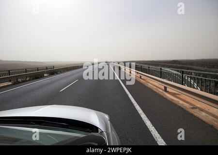 Guida lungo la strada lz-2 verso playa blanca durante una tempesta di calima, Lanzarote, Isole Canarie, spagna Foto Stock