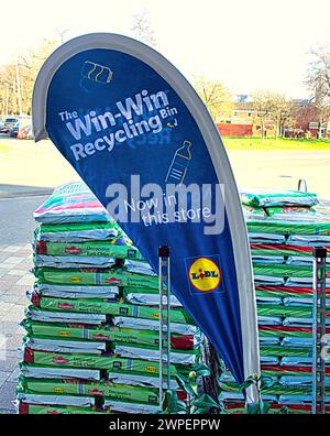 Glasgow, Scozia, Regno Unito. 7 marzo 2024: Partick lidl ha il banco delle bottiglie all'ingresso della porta principale. Ambientato in giardini, un locale di graffiti in GW3 nell'estremità occidentale ricoperto da murales. Supermercato Lidl per promuovere il loro nuovo sistema di riciclaggio. Lo schema fornisce 5p per bottiglia rispetto ai 20p in germania. Credit Gerard Ferry/Alamy Live News Foto Stock