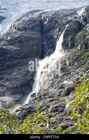 Norvegia: Ghiacciaio Kjenndalsbreen alla testa del lago Loen e della valle di Kjenndalen Foto Stock