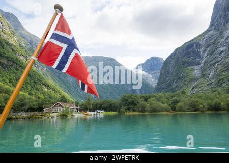 Norvegia: Ghiacciaio del Kjenndalsbreen alla testa del lago Loen e della valle del Kjenndalen con bandiera norvegese Foto Stock