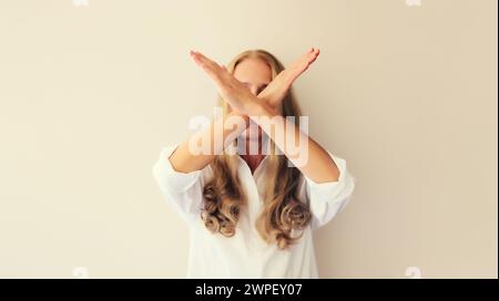 La giovane donna arrabbiata mostra stop, nessun segno o abbastanza con il palmo della mano, gesto di rifiuto, violenza domestica Foto Stock