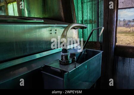 Evaporatore in sugarhouse per la lavorazione di sap d'acero in sciroppo in un'azienda Amish in Michigan, USA [Nessuna pubblicazione di proprietà; solo licenze editoriali] Foto Stock