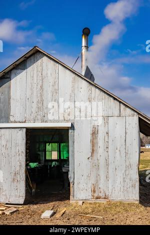 sugarhouse cotta a legna che produce sciroppo d'acero in una fattoria Amish nel Michigan, Stati Uniti [Nessuna pubblicazione di proprietà; solo licenza editoriale] Foto Stock