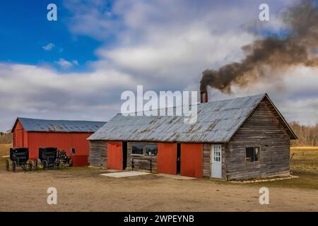 sugarhouse cotta a legna che produce sciroppo d'acero in una fattoria Amish nel Michigan, Stati Uniti [Nessuna pubblicazione di proprietà; solo licenza editoriale] Foto Stock