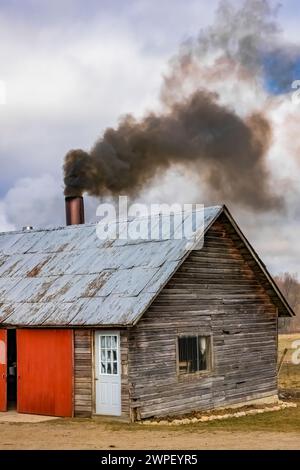 sugarhouse cotta a legna che produce sciroppo d'acero in una fattoria Amish nel Michigan, Stati Uniti [Nessuna pubblicazione di proprietà; solo licenza editoriale] Foto Stock