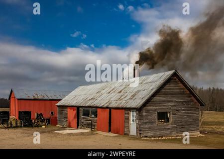 sugarhouse cotta a legna che produce sciroppo d'acero in una fattoria Amish nel Michigan, Stati Uniti [Nessuna pubblicazione di proprietà; solo licenza editoriale] Foto Stock