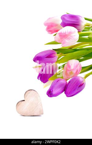 Tulipani per il giorno dei morhers o per il giorno delle valentine. Fiori e cuore. Foto Stock