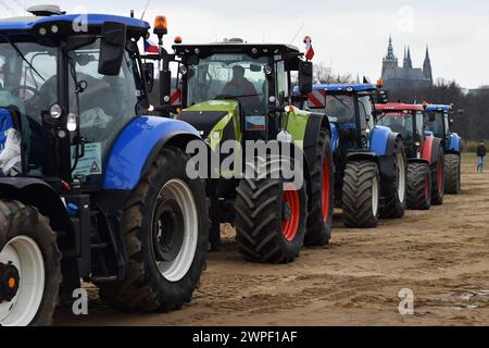 Praga, Repubblica Ceca. 7 marzo 2024. Gli agricoltori cechi chiacchierano accanto ai loro trattori bloccando parzialmente una strada durante una protesta degli agricoltori a Praga, nella Repubblica Ceca. Le principali lamentele degli agricoltori cechi sono l'aumento dei costi di produzione, l'aumento delle tasse, le norme ambientali eccessive (con particolare disappunto per il Green Deal dell'UE), l'aumento della burocrazia e la recente comparsa di importazioni a basso costo. (Credit Image: © Slavek Ruta/ZUMA Press Wire) SOLO PER USO EDITORIALE! Non per USO commerciale! Foto Stock