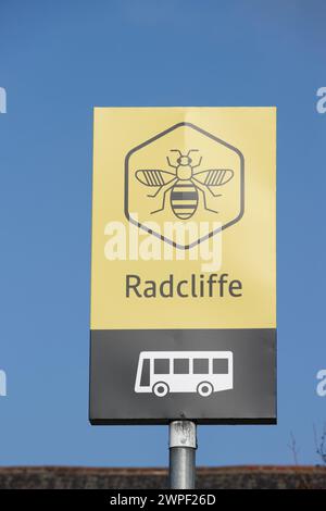 Insegna dell'autobus della rete Bee con cielo azzurro e sole a Radcliffe vicino a Bury, Greater manchester regno unito Foto Stock