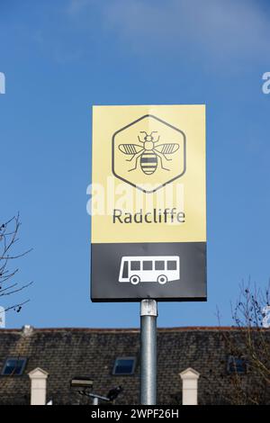 Insegna dell'autobus della rete Bee con cielo azzurro e sole a Radcliffe vicino a Bury, Greater manchester regno unito Foto Stock