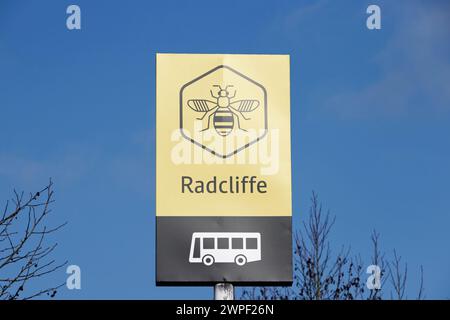 Insegna dell'autobus della rete Bee con cielo azzurro e sole a Radcliffe vicino a Bury, Greater manchester regno unito Foto Stock