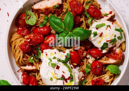 Insalata caprese italiana con gnocchi e verdure. messa a fuoco style hugge.selective Foto Stock