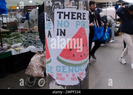 Whitechapel, Londra, Regno Unito. 7 marzo 2024. Guerra di Hamas in Israele, vari poster e graffi intorno a Whitechapel. Crediti: Matthew Chattle/Alamy Live News Foto Stock