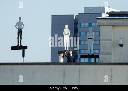 Berlino, Germania. 7 marzo 2024. Il ministro degli Esteri Annalena Baerbock (Alliance 90/The Greens, r) e il suo omologo britannico David Cameron parlano durante una riunione del secondo dialogo strategico tedesco-britannico sulla terrazza sul tetto del Ministero degli Esteri. Credito: Markus Schreiber/Pool AP/AP/dpa/Alamy Live News Foto Stock