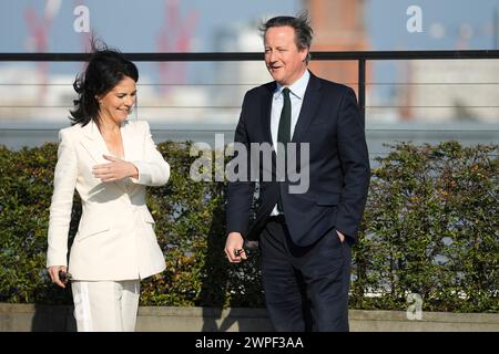 Berlino, Germania. 7 marzo 2024. Il ministro degli Esteri Annalena Baerbock (Alliance 90/The Greens, l) e il suo omologo britannico David Cameron parlano tra loro durante una riunione del secondo dialogo strategico tedesco-britannico sulla terrazza sul tetto del ministero degli Esteri. Credito: Markus Schreiber/Pool AP/AP/dpa/Alamy Live News Foto Stock