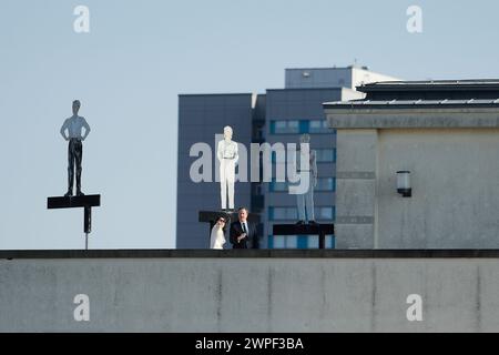 Berlino, Germania. 7 marzo 2024. Il ministro degli Esteri Annalena Baerbock (Alliance 90/The Greens, l) e il suo omologo britannico David Cameron parlano tra loro durante una riunione del secondo dialogo strategico tedesco-britannico sulla terrazza sul tetto del ministero degli Esteri. Credito: Markus Schreiber/Pool AP/AP/dpa/Alamy Live News Foto Stock