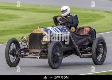 Tim Parker nel 1911 nella sua SCAT Type C Racer targa Florio durante la gara del Trofeo SF. Edge al 80th Members Meeting, Goodwood, Sussex, Regno Unito. Foto Stock