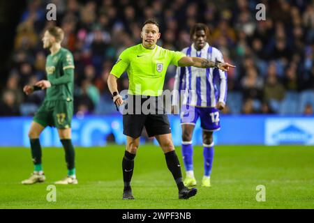 Sheffield, Regno Unito. 5 marzo 2024. Gesti dell'arbitro Stephen Martin durante lo Sheffield Wednesday FC contro Plymouth Argyle FC all'Hillsborough Stadium, Sheffield, Inghilterra, Regno Unito il 5 marzo 2024 Credit: Every Second Media/Alamy Live News Foto Stock