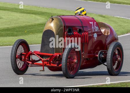 Duncan Pittaway con la sua Fiat S76 del 1911 durante la gara del Trofeo SF. Edge al 80th Members Meeting, Goodwood, Sussex, Regno Unito. Foto Stock