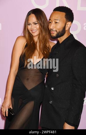 West Hollywood, California, Stati Uniti. 6 marzo 2024. (L-R) Chrissy Teigen e John Legend partecipano ai Green Carpet Fashion Awards 2024 al 1 Hotel West Hollywood il 6 marzo 2024 a West Hollywood, California. Crediti: Jeffrey Mayer/Media Punch/Alamy Live News Foto Stock