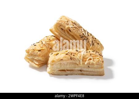 Tre deliziosi cracker al formaggio, ciascuno decorato con una saporita miscela di cheddar. Un delizioso trio perfetto per migliorare la vostra esperienza di snack Foto Stock